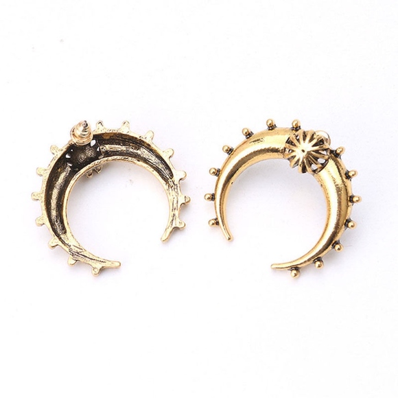 'Rome Traveler' Crescent Horn Studded Gold Earring - Picture 4 of 5